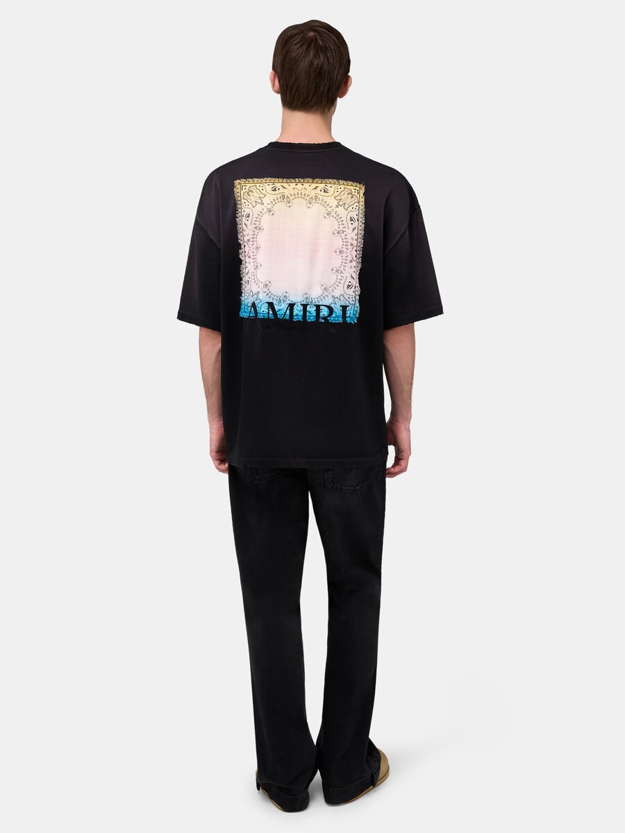 OVERSIZED-T-SHIRT MED BANDANA-APPLIKATION
