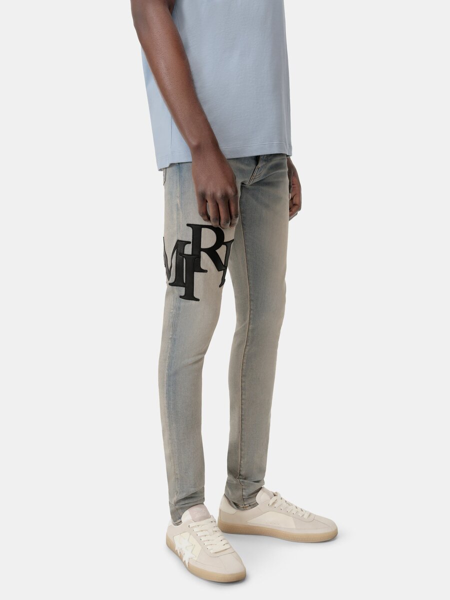 SKINNY JEANS MED FÖRSKJUTET LOGO